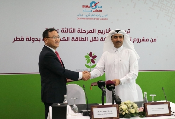 ▲ 명노현 LS전선 대표(왼쪽)와 에사 빈 힐랄 알 쿠와리 카타르 수전력청장이 지난 1일 초고압 케이블 계약을 체결한 뒤 악수하고 있다. ⓒLS전선