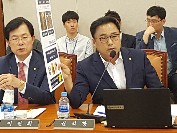 ▲ 권석창 의원이 17일 ‘살충제 계란’에 대해 정부가 국민들에게 정보를 제대로 전달해야 한다고 지적했다.ⓒ권석창 의원 사무실