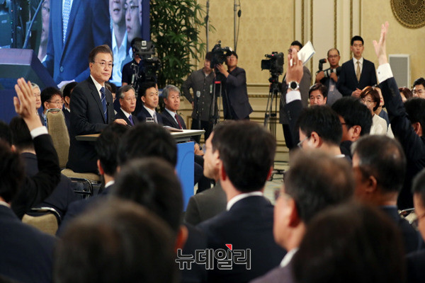 ▲ 문재인 대통령이 17일 청와대 영빈관에서 진행한 취임 100일 기자회견 모습. ⓒ뉴데일리 DB