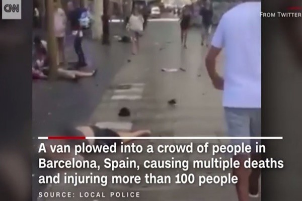 ▲ 스페인 바르셀로나 중심가에서 차량 돌진 테러가 발생해 최소 13명이 사망하고 100명 이상이 부상당했다. 사진은 관련 美'CNN' 보도영상 일부.ⓒ美'CNN' 보도영상 화면캡쳐