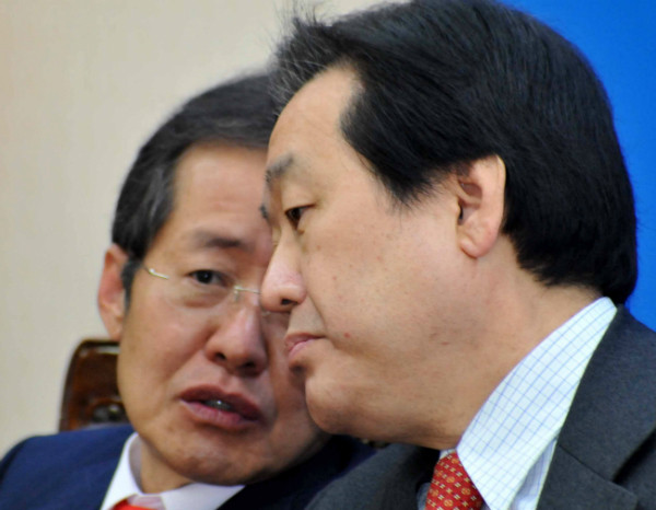 바른정당 김무성 의원과 자유한국당 홍준표 대표가 귓속말을 나누고 있다(자료사진). ⓒ뉴시스 사진DB