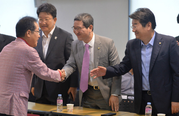 ▲ 자유한국당 복당파 권성동·김학용·강석호 중진의원이 17일 자유한국당사에서 열린 중진의원 연석회의에 앞서 홍준표 대표와 환한 표정으로 악수를 나누고 있다. 이날 연석회의에서 이들 복당파 중진의원 3인은 일제히 바른정당과의 보수합동 필요성을 주장하고 나섰다. ⓒ뉴시스 사진DB