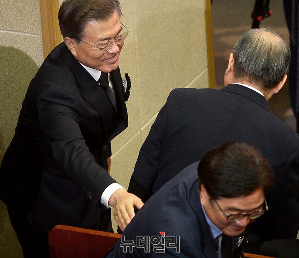 ▲ 문재인 대통령이 우원식 더불어민주당 원내대표를 부르고 있다. ⓒ뉴데일리 공준표 기자