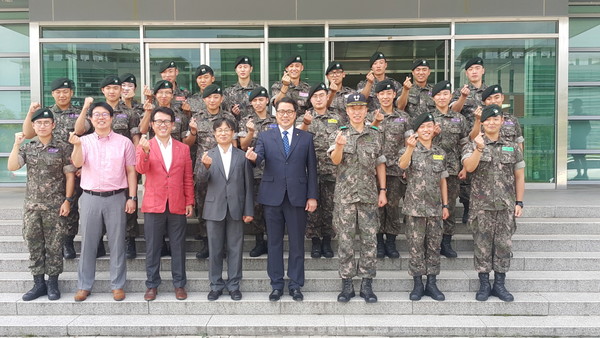 ▲ 변창훈 총장이 18일 하계 입영훈련중인 학군단 후보생들과 함께 단체 기념촬영을 하고 파이팅을 외치고 있다.ⓒ대구한의대