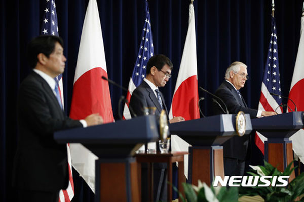 ▲ 美日 외교안보장관 회담 이후 공동 기자회견을 하는 모습. 왼쪽부터 오노데라 이쓰노리 日방위성 장관, 고노 다로 日외무성 장관, 렉스 틸러슨 美국무장관. ⓒ뉴시스. 무단전재 및 재배포 금지.