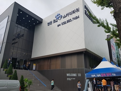 ▲ 포스코건설은 인천 더샵 스카이타워 견본주택을 개관하고 본격 분양에 나섰다. =이보배 기자