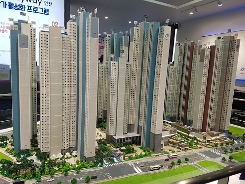 ▲ 인천 더샵 스카이타워 단지 모형도. 단지는 7블록(왼쪽)과 5블록(오른쪽)으로 구성되고, 중복 청약이 가능하다. =이보배 기자