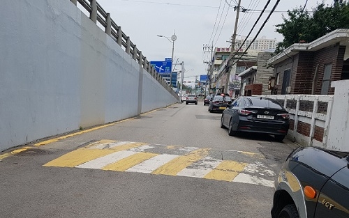 ▲ 단지에서 가장 가까운 도화역으로 가는 길은 고가 아래 1차선이 유일해 자동차와 함께 보행해야 한다. =이보배 기자