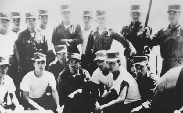 ▲ 육군첩보부대 장교 시절의 김진수(뒷줄 오른쪽 끝). 뒷줄 오른쪽에서 세 번째가 이승만 대통령의 양아들 이강석. 젊은 시절 두 사람은 절친한 사이였다고 한다.