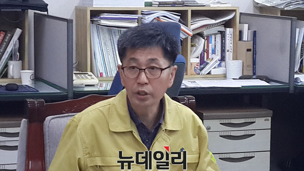 ▲ 충북도 김창섭 축산과장이 21일 도청 기자실에서 살충제 계란에 대해 브리핑하고 있다.ⓒ김종혁 기자