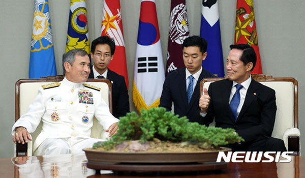 ▲ 지난 20일 정경두 합참의장 취임식에 참석한 뒤 송영무 국방장관과 만난 해리 해리스 美태평양 사령관(왼쪽). ⓒ뉴시스. 무단전재 및 재배포 금지.