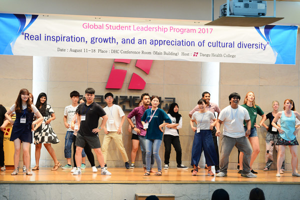 ▲ 글로벌인재양성 캠프에 참가한 세계 학생들의 모습. 사진은 K-POP댄스 체험 장면.ⓒ대구보건대
