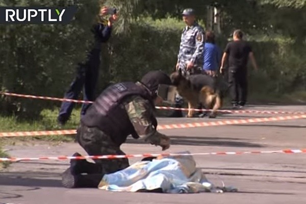 ▲ 러시아 시베리아에서 괴한이 행인들에게 흉기를 휘두르는 사건이 발생해 7명이 다쳤다. 사진은 관련 'RT' 보도일부.ⓒ러시아 'RT' 보도영상 화면캡쳐