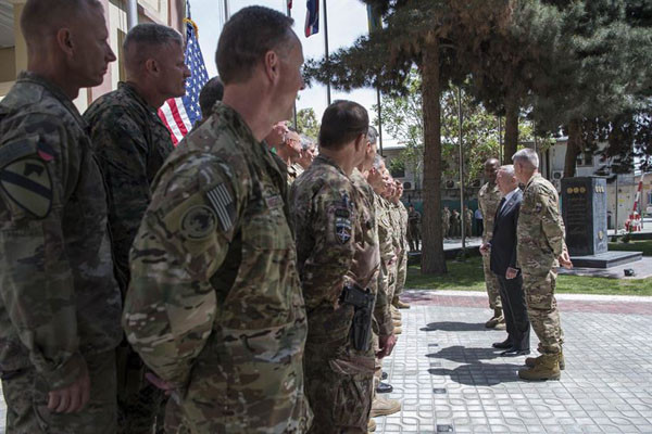 지난 4월 아프간 주둔 미군사령부를 찾은 제임스 매티스 美국방장관. 미군이 조만간 아프간에 병력을 증파할 것이라는 美언론들의 보도가 나왔다. ⓒ美국방부 공개사진.
