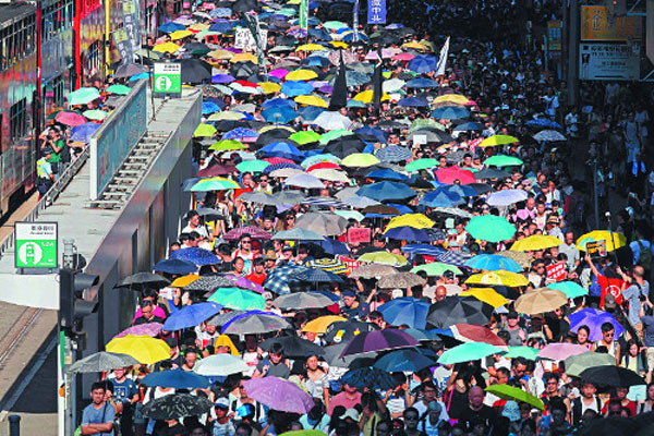▲ 지난 20일(현지시간) 홍콩 우산혁명 주모자들에 대한 징역형에 반발해 열린 대규모 항의시위. 경찰 추산 2만 2,000여 명이 참석했다고 한다. ⓒAP-뉴시스. 무단전재 및 재배포 금지.