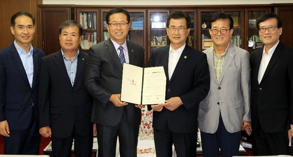 ▲ 한국관광협회가 21일 제천국제한방바이오산업엑스포의 성공개최를 위해 협약을 맺었다.ⓒ충북도