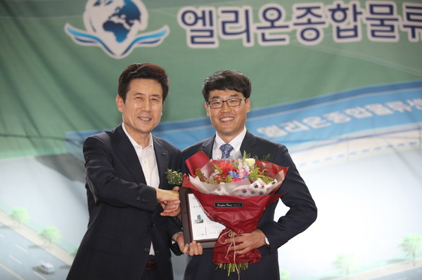 ▲ 이강덕 포항시장(왼쪽)이 ㈜엘리온종합물류 김도형 대표에게 감사패를 전달하고 기념사진을 촬영하고 있다.ⓒ포항시