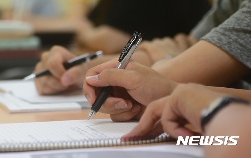 ▲ 2018학년도 수시모집에서 학생부종합전형을 준비 중인 수험생은 원서제출 전까지 대학에서 요구하는 기준에 맞춘 자기소개서 작성을 마무리해야 한다. ⓒ뉴시스