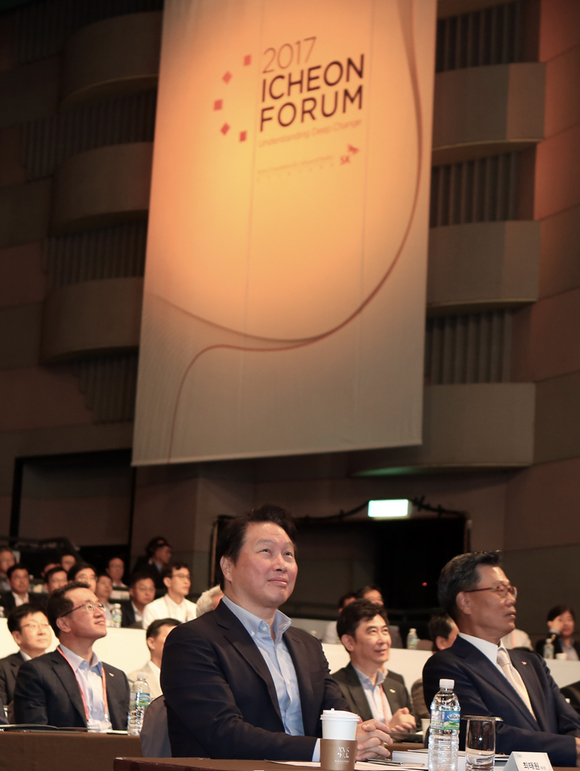 ▲ 최태원 SK그룹 회장이 21일 서울 광장동 워커힐 호텔에서 개막한 ‘제1회 이천포럼’에서 조대식 SK 수펙스추구협의회 의장(오른쪽) 등 SK 경영진들과 함께 첫날 강연을 경청하고 있다. ⓒSK그룹