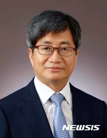 ▲ 진보 성향 판사모임 우리법연구회 출신인 김명수 대법원장 후보자. ⓒ뉴시스