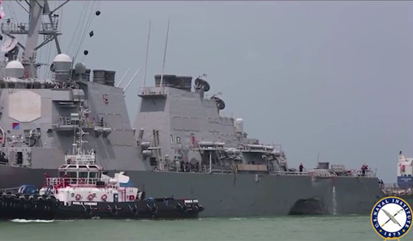21일(현지시간) 싱가포르에 입항하는 美이지스 구축함 '존 S.매케인'함. 왼쪽 함미 부분이 크게 파손된 것을 알 수 있다. ⓒ美해군연구소 관련 영상 캡쳐.