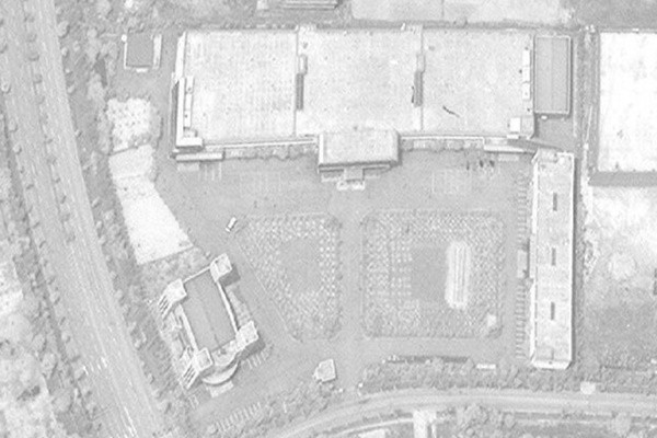 ▲ 개성공단 내 한국 측 소유 승용차·트럭 100여 대가 일제히 사라졌다고 '미국의 소리(VOA)' 방송이 22일 보도했다. 사진은 미국의 민간 위성업체 '디지털 글로브'가 지난 6월 16일 개성공단 입주기업인 '시원 에벤에셀' 공장 주차장을 촬영한 것으로 차량 1대만 남은 것을 확인할 수 있다.ⓒ'디지털 글로브'