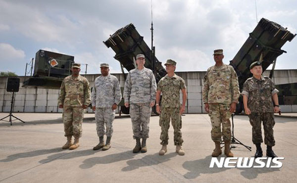 ▲ 존 하이텐 美전략사령관, 해리 해리스 美태평양 사령관, 샘 그리브스 美미사일 방어국 국장, 빈센트 브룩스 주한미군 사령관 등은 22일 오후 경기 오산 공군기지에서 합동기자회견을 갖고, 북한이 도발할 경우 미국의 모든 자산을 동원해 격퇴하겠다고 공언했다. ⓒ뉴시스. 무단전재 및 재배포 금지.