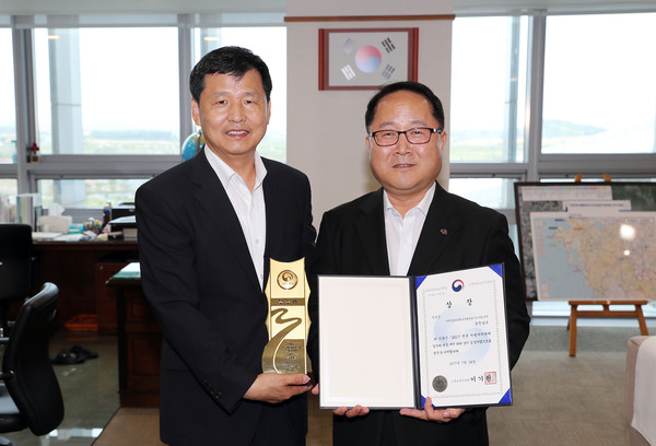 ▲ 충남도가 ‘2017년 전국 지방자치단체 일자리 대상’에서 우수상을 받았다.ⓒ충남도