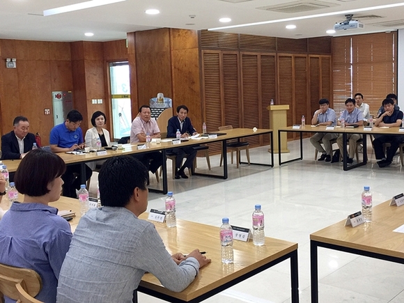 ▲ 롯데 기업문화위원회는 지난 18일 충주 롯데 주류 공장에서 첫 번째 정기회의를 가졌다. ⓒ롯데