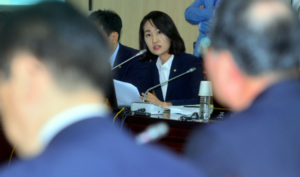 국민의당 김수민 의원이 국회 상임위에서 질의를 하고 있다(자료사진). ⓒ뉴시스 사진DB