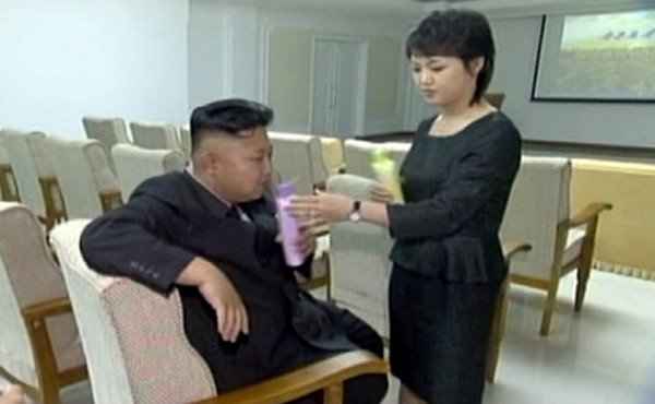 김정은에게 우유로 보이는 음료를 주는 리설주. ⓒ北선전매체 화면캡쳐.