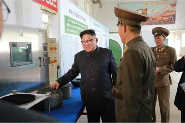 국방과학원 화학재료연구소를 찾은 김정은이 웃음을 보이고 있다.ⓒ北선전매체 홈페이지 캡쳐