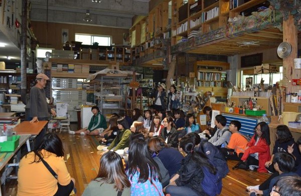 ▲ 범곡미술공예 손부남 작가가 화실을 방문한 학생들과 이야기를 나누고 있다.ⓒ진천공예마을