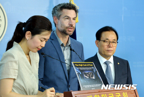 ▲ 미국의 환경운동가 마이클 쉘렌버거(Michael Shellenberger)와 자유한국당 이채익 의원은 23일 오후 서울 여의도 국회 정론관에서 탈원전 반대 기자회견을 열었다. ⓒ뉴시스 사진 DB