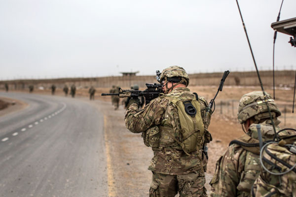 아프가니스탄에서 순찰 중인 미군이 광학 조준경으로 주변을 둘러보고 있다. ⓒ美국방부 공개사진.
