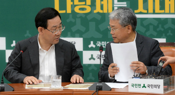 ▲ 국민의당 김동철 원내대표와 바른정당 주호영 원내대표가 지난 17일 국회본청 국민의당 원내대표실에서 공동으로 기자간담회를 열고 이유정 헌법재판관 후보자 지명에 반대하는 입장을 밝히고 있다. ⓒ뉴시스 사진DB