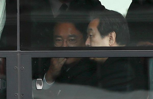 ▲ 바른정당 김무성 의원과 자유한국당 정진석 전 원내대표는 범정당 의원 연구모임인 열린토론, 미래를 출범시켰다. 이 모임은 당초 알려진 바와는 달리 일단 국민의당 의원 없이 자유한국당과 바른정당 의원만으로 결성된 것으로 알려졌다. ⓒ뉴시스 사진DB