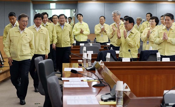 ▲ 문재인 대통령이 23일 정부종합청사를 방문해 외교부·통일부로부터 업무보고를 받았다. ⓒ청와대 제공