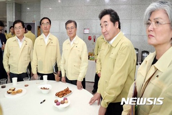 ▲ 문재인 대통령(가운데)이 23일 서울 종로구 외교부 청사에서 열린 2017 외교부 통일부 핵심정책 토의에 앞서 강경화 외교부 장관(오른쪽 끝), 조명균 통일부 장관(왼쪽에서 두 번째)과 차를 마시며 대화를 나누고 있다.ⓒ뉴시스. 무단전재 및 재배포 금지