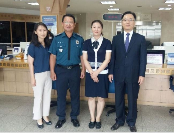 ▲ 함현배 진주덕진경찰서장(왼쪽에서 두번째)이 스타저축은행 직원에게 감사장을 수여한 후 기념 촬영을 했다. ⓒ스타저축은행