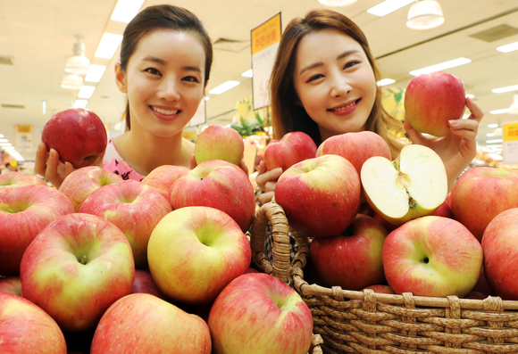 ▲ 이마트 용산점에서 모델들이 올해 첫 햇사과인 문경 홍로 사과를 선보이고 있다. ⓒ이마트