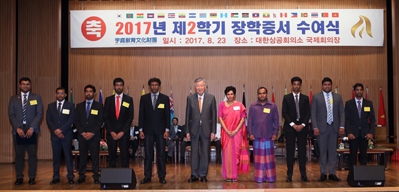 ▲ 이중근 부영그룹 회장 겸 우정교육문화재단 이사장(좌측 여섯 번째)과 마니샤 구나세이카라 주한 스리랑카 대사, 스리랑카 유학생들이 기념촬영을 하고 있다. ⓒ부영