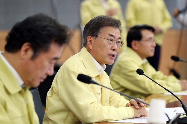 ▲ 청와대가 오는 10월 2일을 임시공휴일로 지정할 것으로 전망된다. 사진은 문재인 대통령이 지난 23일 외교·통일부에 업무 보고를 받는 모습. ⓒ청와대 제공