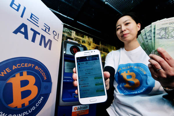 ▲ 최근 '비트코인' 가격이 4,000달러를 돌파하는 등 가상화폐 시장이 커지자 북한이 국내 가상화폐 거래소와 관련기술 업체를 해킹하려 시도하고 있다고 한다. 사진은 2014년 3월 공개된 '비트코인 ATM기기' 홍보사진. ⓒ뉴시스. 무단전재 및 재배포 금지.