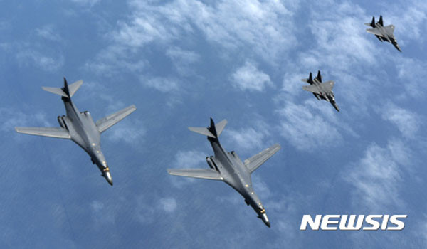 지난 6월 한국으로 출동해 한국 공군과 함께 훈련 중인 B-1B 전략 폭격기 편대. ⓒ뉴시스. 무단전재 및 재배포 금지.
