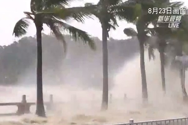 ▲ 제13호 태풍 ‘하토(HATO)’가 홍콩을 거쳐 중국 남부 대륙을 강타하면서 인명·재산 피해를 유발하고 있다. 사진은 관련 中'신화통신' 보도일부.ⓒ中'신화통신' 보도영상 화면캡쳐