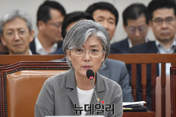 ▲ 강경화 외교장관이 한-러 외교장관 회담을 위해 24일 오후 모스크바로 향했다. 사진은 러시아 출국 전, 국회 외교통일위원회 전체회의에 참석한 강경화 외교장관.ⓒ뉴데일리=이종현 기자