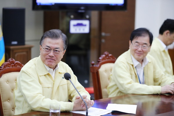 ▲ 문재인 대통령이 24일, 청와대 여민1관에서 수석보좌관회의를 주재하기 위해 참석한 모습이다. ⓒ청와대 제공