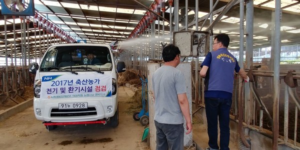 ▲ 경북농협이 21~25일까지 연일 폭염으로 인한 전기소비가 많은 한우 농가 대상 환기시설 점검을 가졌다.ⓒ경북농협