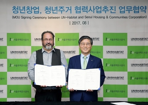 ▲ UN해비타트 청년위원장(왼쪽)과 변창흠 SH 사장이 MOU를 체결하고 기념사진을 찍고 있다. ⓒSH